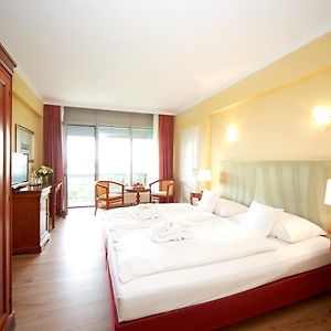 Zimmer mit Kingsize-Bett